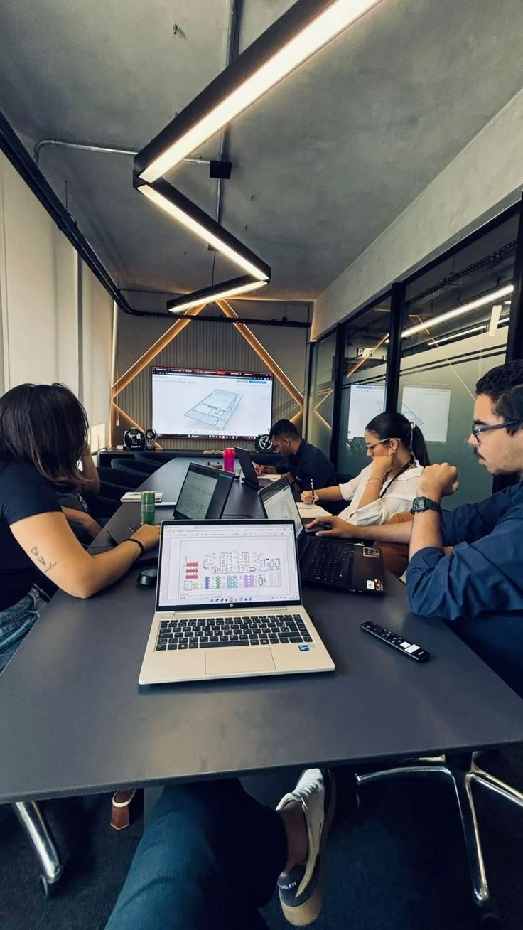 Ein minimalistischer, klar strukturierter Turm, der Wissen symbolisiert